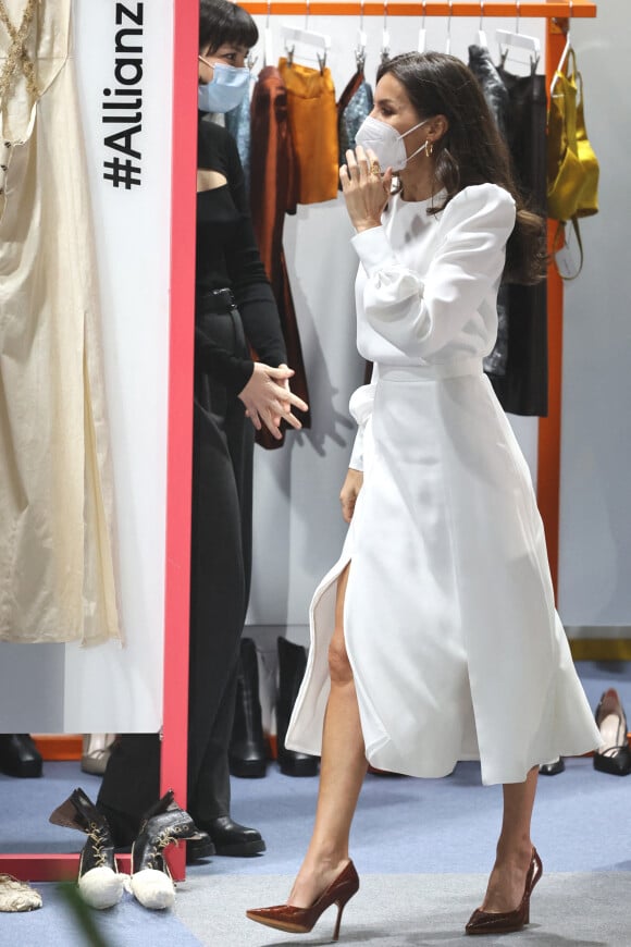 La reine Letizia d'Espagne arrive à la fashion week de Madrid le 11 mars 2022. 