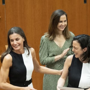 La reine Letizia d'Espagne lors de la remise des Prix Queen Letizia 2021 à l'Assemblée d'Estrémadure à Mérida, le 4 mai 2022. Lors de cette cérémonie, la professeure de droit civil à l'Université de Séville, Inmaculada Vivas a reçu une mention spéciale dans la catégorie "Recherche" pour sa carrière professionnelle dans le travail des personnes handicapées, ainsi que pour sa carrière universitaire et de recherche dans le domaine juridique. La reine et la lauréate portaient la même robe de la marque, Mango. L'objectif de ces prix est d'encourager la promotion des droits des personnes handicapées, l'inclusion sociale, l'égalité des chances, la réadaptation et la prévention des handicaps. La présentation a eu lieu lors de la réunion du Conseil du Conseil royal sur le handicap, qui célèbre cette année son 30e anniversaire. 