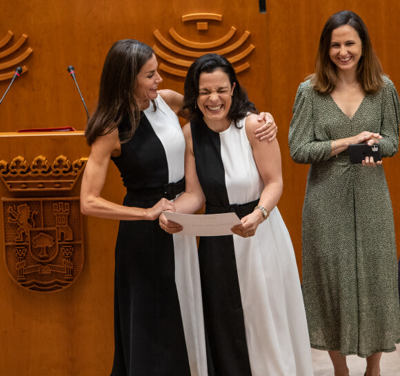 La reine Letizia d'Espagne lors de la remise des Prix Queen Letizia 2021 à l'Assemblée d'Estrémadure à Mérida, le 4 mai 2022. Lors de cette cérémonie, la professeure de droit civil à l'Université de Séville, Inmaculada Vivas a reçu une mention spéciale dans la catégorie "Recherche" pour sa carrière professionnelle dans le travail des personnes handicapées, ainsi que pour sa carrière universitaire et de recherche dans le domaine juridique. La reine et la lauréate portaient la même robe de la marque, Mango. L'objectif de ces prix est d'encourager la promotion des droits des personnes handicapées, l'inclusion sociale, l'égalité des chances, la réadaptation et la prévention des handicaps. La présentation a eu lieu lors de la réunion du Conseil du Conseil royal sur le handicap, qui célèbre cette année son 30e anniversaire. 