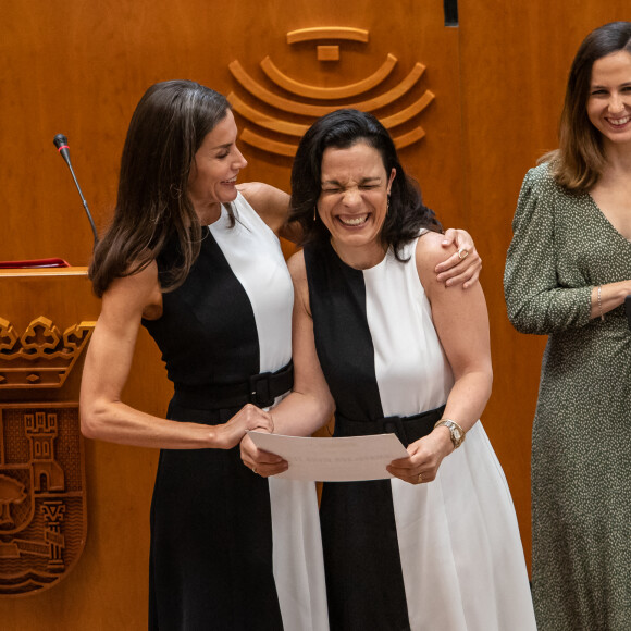 La reine Letizia d'Espagne lors de la remise des Prix Queen Letizia 2021 à l'Assemblée d'Estrémadure à Mérida, le 4 mai 2022. Lors de cette cérémonie, la professeure de droit civil à l'Université de Séville, Inmaculada Vivas a reçu une mention spéciale dans la catégorie "Recherche" pour sa carrière professionnelle dans le travail des personnes handicapées, ainsi que pour sa carrière universitaire et de recherche dans le domaine juridique. La reine et la lauréate portaient la même robe de la marque, Mango. L'objectif de ces prix est d'encourager la promotion des droits des personnes handicapées, l'inclusion sociale, l'égalité des chances, la réadaptation et la prévention des handicaps. La présentation a eu lieu lors de la réunion du Conseil du Conseil royal sur le handicap, qui célèbre cette année son 30e anniversaire. 