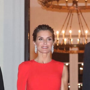 Le roi Felipe VI et la reine Letizia d'Espagne au dîner d'Etat à Berlin lors de leur voyage officiel en Allemagne, le 17 octobre 2022. 