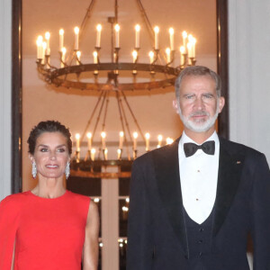 Le roi Felipe VI et la reine Letizia d'Espagne au dîner d'Etat à Berlin lors de leur voyage officiel en Allemagne, le 17 octobre 2022. 