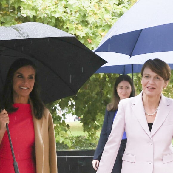 Elke Budenbender, la femme du président de l'Allemagne - La reine Letizia d'Espagne visite l'exposition "'Write all their names" à Berlin le 18 octobre 2022. 