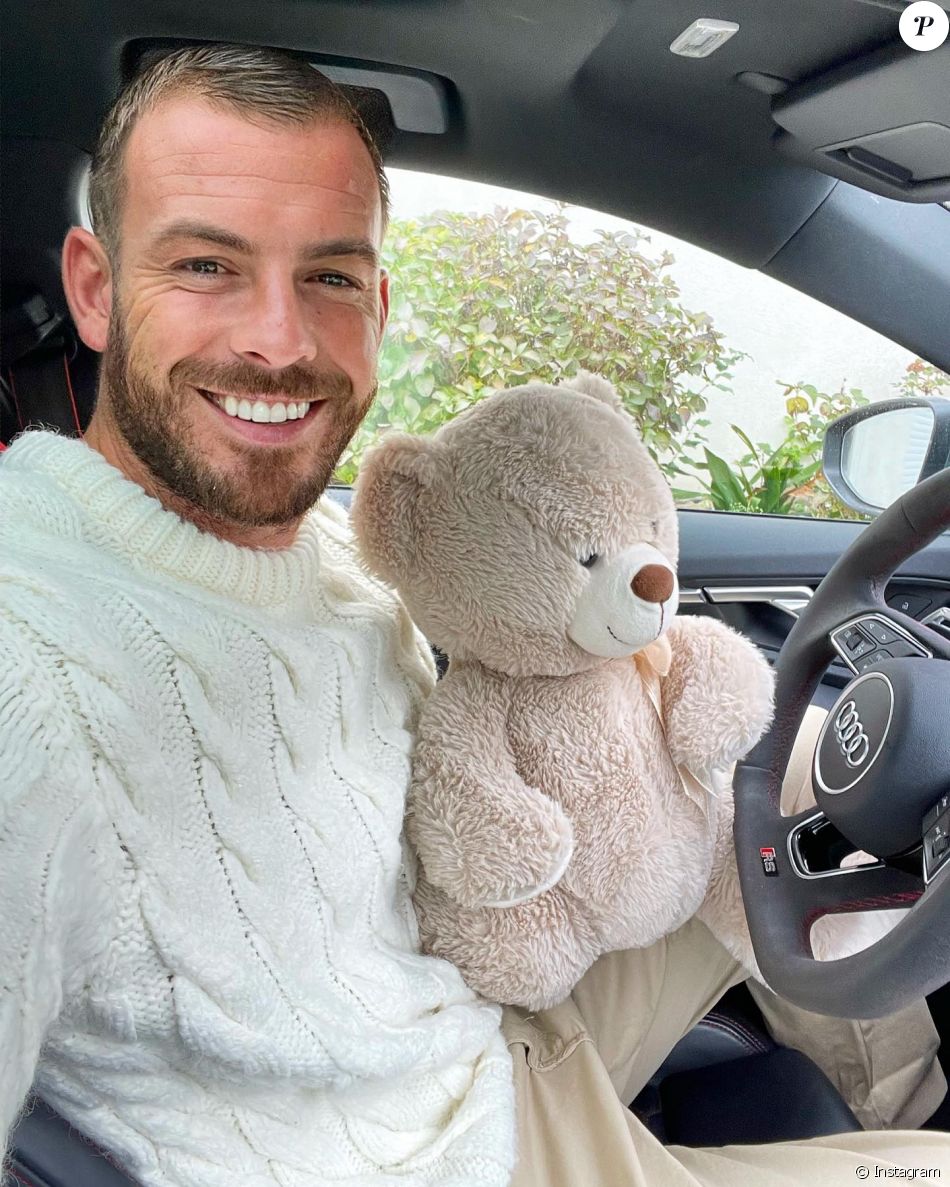 Julien Bert Avec Un Nounours Purepeople julien-bert-avec-un-nounours-purepeople