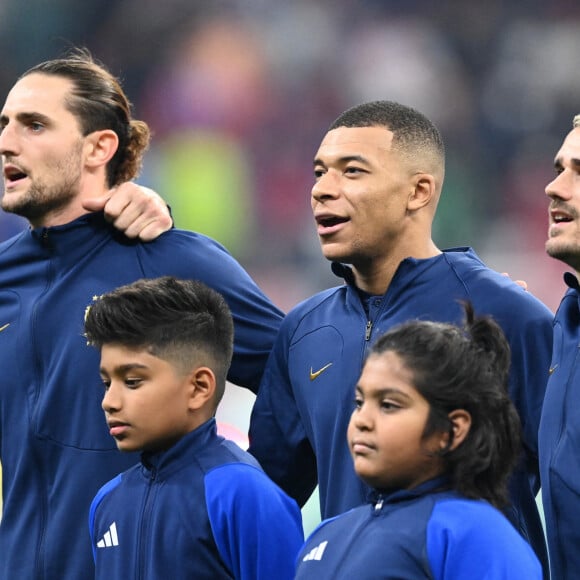 Adrien Rabiot, Kylian Mbappé et Antoine Griezmann au match de football de quart de finale opposant la France à l'Angleterre lors de la coupe du Monde (FIFA 2022) au stade Al Bayt à Al Khor au Qatar, le 10 décembre 2022. La France a gagné 2-1. © Philippe Perusseau/Bestimage