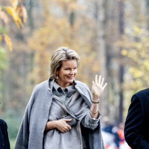 Le roi Philippe et la reine Mathilde de Belgique visitent le service de santé mentale Monnikenheide-Spectrum à Zoersel près d'Anvers, le 30 novembre 2022. 