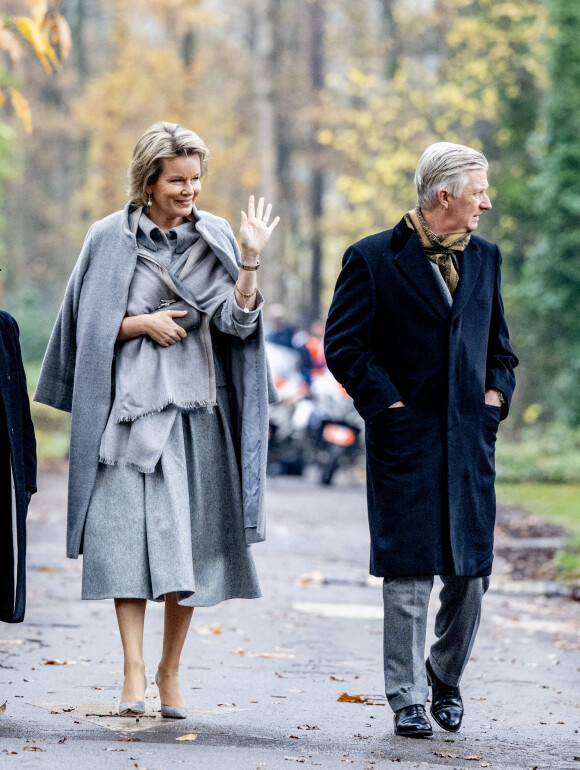 Le roi Philippe et la reine Mathilde de Belgique visitent le service de santé mentale Monnikenheide-Spectrum à Zoersel près d'Anvers, le 30 novembre 2022. 