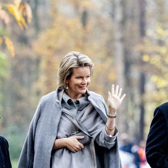 Le roi Philippe et la reine Mathilde de Belgique visitent le service de santé mentale Monnikenheide-Spectrum à Zoersel près d'Anvers, le 30 novembre 2022. 