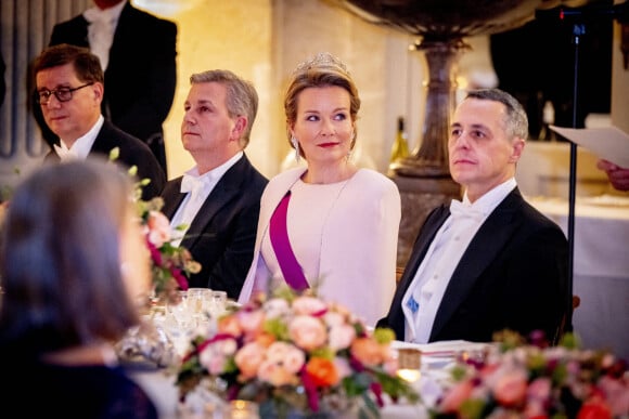La reine Mathilde de Belgique et Ignazio Cassis - Le président de la Confédération suisse et sa femme lors du banquet d'état donné en leur honneur par le roi et la reine de Belgique à Bruxelles. Le 24 novembre 2022 