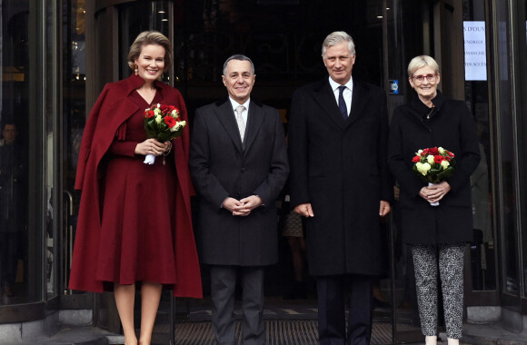 Le roi Philippe et la reine Mathilde de Belgique, le président helvétique Ignazio Cassis et sa femme Paola Cassis visitent le musée d'instruments de musique à Bruxelles, le 24 novembre 2022. 