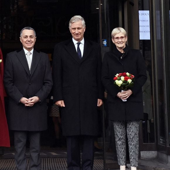 Le roi Philippe et la reine Mathilde de Belgique, le président helvétique Ignazio Cassis et sa femme Paola Cassis visitent le musée d'instruments de musique à Bruxelles, le 24 novembre 2022. 