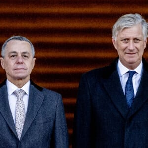 La reine Mathilde de Belgique, Ignazio Cassis, président de la confédération Suisse, Le roi Philippe de Belgique, Paola Rodoni Cassis - Le roi Philippe de Belgique, Ignazio Cassis, président de la confédération Suisse - Cérémonie d'accueil du président de la confédération helvétique en visite d'état à Bruxelles le 24 novembre 2022. 