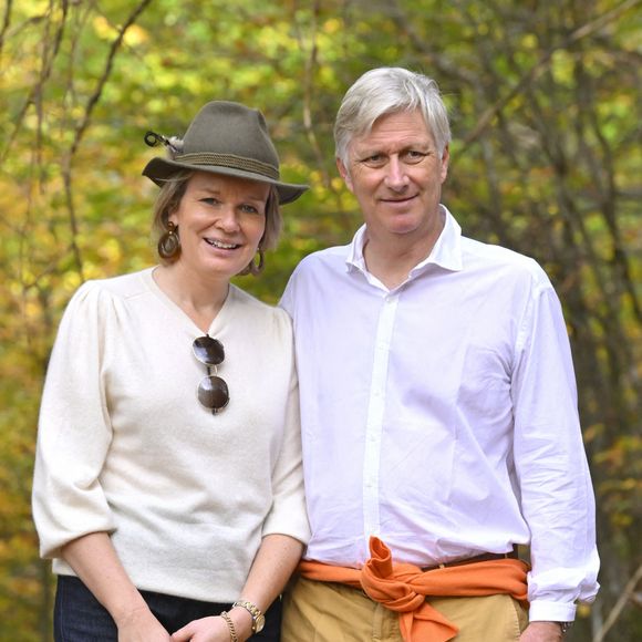 Le roi Philippe de Belgique et la reine Mathilde de Belgique marchent aux côtés de 15 participants de divers groupes comme Health Oncology Program Exercise (HOPE), Fit Your Mind et ANDAGE pour soutenir "Moving Towards Mental Health". Le 28 octobre 2022. 