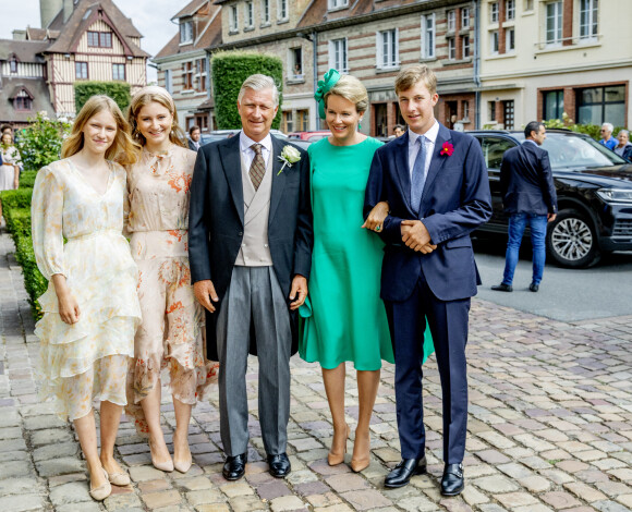 La reine Mathilde, le roi Philippe, la princesse Elisabeth, le prince Emmanuel et la princesse Eléonore de Belgique - Mariage du comte Charles-Henri d'Udekem-d'Acoz et Caroline Philipe à l'église Saint-Michel de Pont-l'Évêque, France, le 3 septembre 2022. 