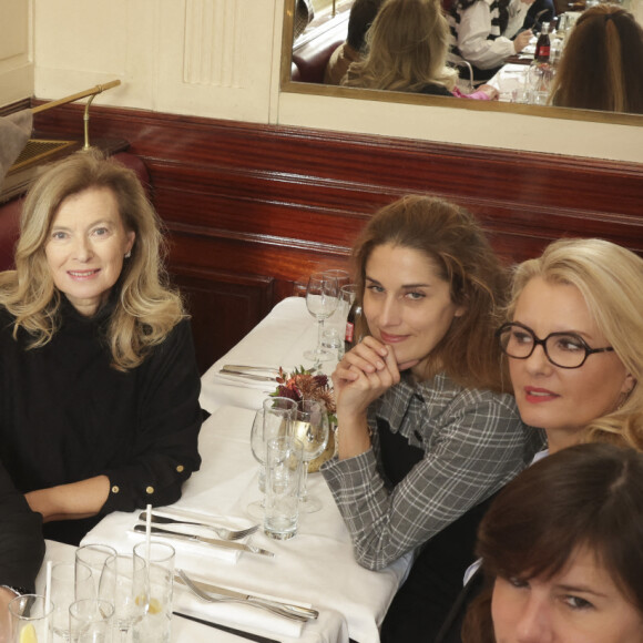 Roselyne Bachelot, Constance Rivière, Catherine Mathivat, Carole Fernandez, Valérie Trierweiler, Jessica Nelson - C.Mathivat, présidente des "Deux Magots", reçoit pour le nouveau rendez-vous de l'établissement, "Déjeuner Beauvoir" à Paris le 15 décembre 2022. © Jack Tribeca / Bestimage 