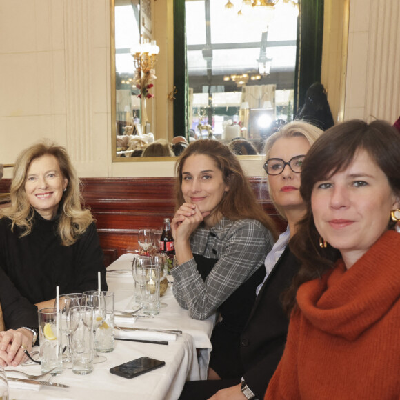 Roselyne Bachelot, Constance Rivière, Catherine Mathivat, Carole Fernandez, Valérie Trierweiler, Jessica Nelson - C.Mathivat, présidente des "Deux Magots", reçoit pour le nouveau rendez-vous de l'établissement, "Déjeuner Beauvoir" à Paris le 15 décembre 2022. © Jack Tribeca / Bestimage 