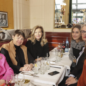 Roselyne Bachelot, Constance Rivière, Catherine Mathivat, Carole Fernandez, Valérie Trierweiler, Jessica Nelson - C.Mathivat, présidente des "Deux Magots", reçoit pour le nouveau rendez-vous de l'établissement, "Déjeuner Beauvoir" à Paris le 15 décembre 2022. © Jack Tribeca / Bestimage 