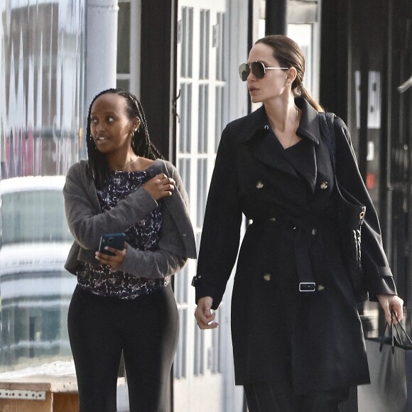 Exclusif - Angelina Jolie fait du shopping avec sa fille Zahara à Los Angeles, Californie, Etats-Unis, le 12 décembre 2022.