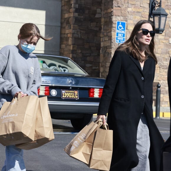 Exclusif - Angelina Jolie fait quelques courses avec sa fille Shiloh Jolie Pitt chez Gelson's à Los Feliz, États Unis le 29 octobre 2022.