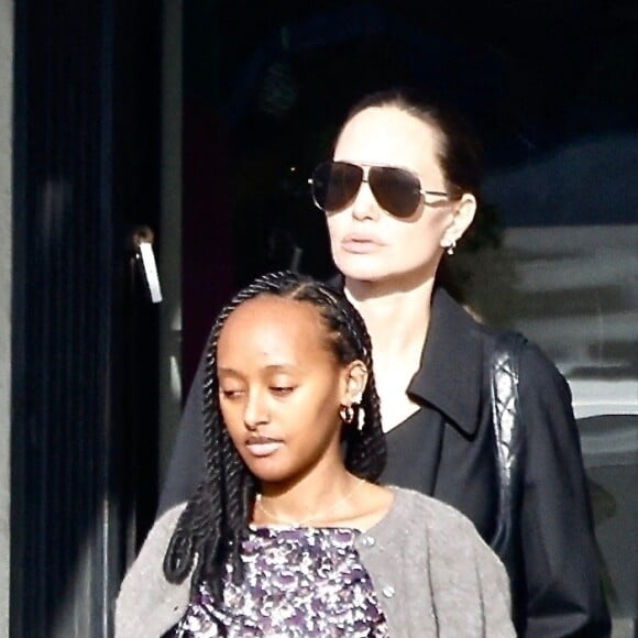 Exclusif - Angelina Jolie fait du shopping avec sa fille Zahara à Los Angeles, Californie, Etats-Unis, le 12 décembre 2022. 