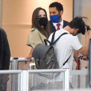 Angelina Jolie arrive à l'aéroport JFK de New York avec ses six enfants Maddox, Pax, Zahara, Shiloh, Vivienne et Knox, le 11 juin 2021.