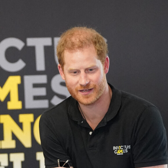 Le prince Harry joue au ping-pong, au 5ème jour des Invictus Games 2020 à La Haye, le 19 avril 2022. 