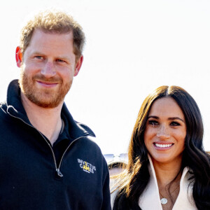 Le prince Harry et Meghan Markle assistent à la finale d'athlétisme, au deuxième jour des Invictus Games 2020 à La Haye, le 17 avril 2022. 