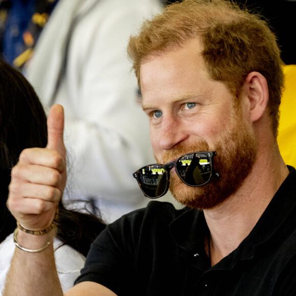 Le prince Harry et Meghan Markle assistent à la finale d'athlétisme, au deuxième jour des Invictus Games 2020 à La Haye, le 17 avril 2022. 