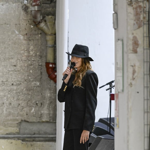 Carla Bruni-Sarkozy chante lors du défilé EENK Collection Femme Prêt-à-porter Printemps/Eté 2023 lors de la Fashion Week de Paris, au Palais De Tokyo, à Paris, France, le 28 septembre 2022. 