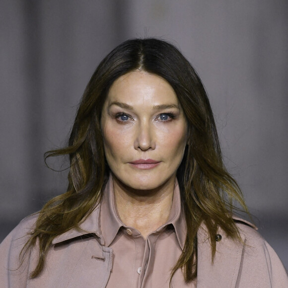 Carla Bruni-Sarkozy défile sur le podium du défilé de mode Tod's Prêt-à-porter printemps/été 2023 lors de la Fashion Week de Milan, Italie, le 23 septembre 2022. 