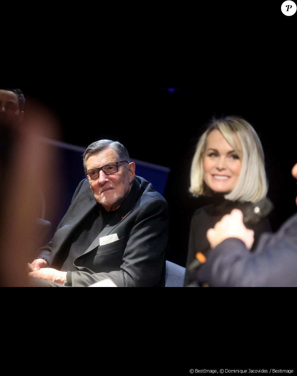 Laeticia Hallyday divine en robe noire moulante Jalil Lespert à ses côtés pour lancer l expo