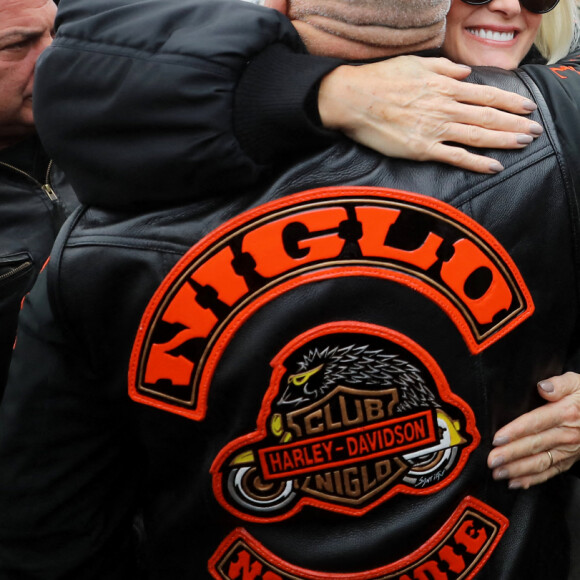 Carl, chauffeur et garde du corps - Laeticia Hallyday arrive à l'exposition Johnny Hallyday à Bruxelles escortée par des bikers le 19 décembre 2022. © Dominique Jacovides / Bestimage