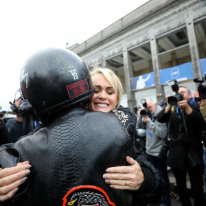 Carl, chauffeur et garde du corps - Laeticia Hallyday arrive à l'exposition Johnny Hallyday à Bruxelles escortée par des bikers le 19 décembre 2022. © Dominique Jacovides / Bestimage