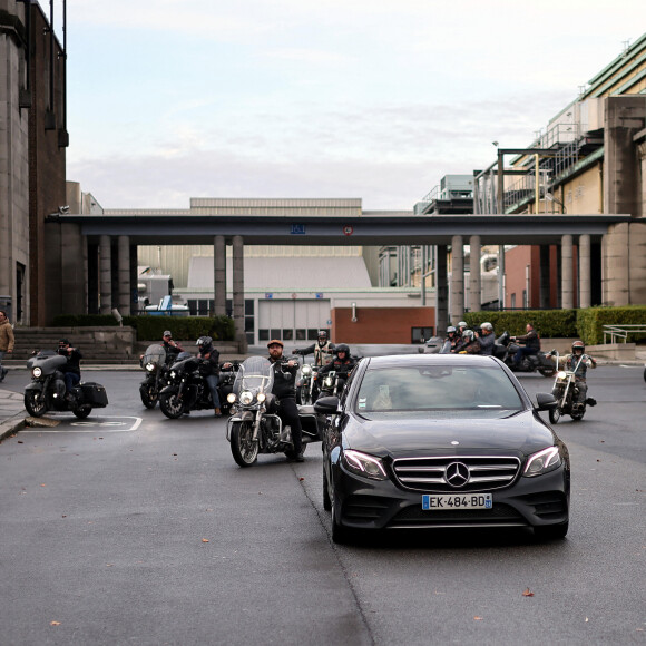 Laeticia Hallyday arrive à l'exposition Johnny Hallyday à Bruxelles escortée par des bikers le 19 décembre 2022. © Dominique Jacovides / Bestimage