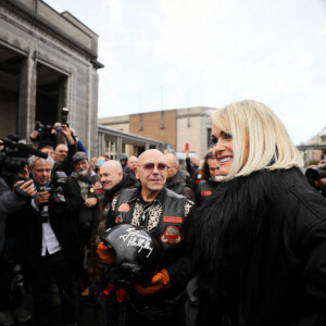 Laeticia Hallyday arrive à l'exposition Johnny Hallyday à Bruxelles escortée par des bikers le 19 décembre 2022. © Dominique Jacovides / Bestimage