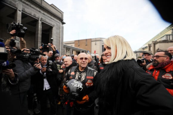 Laeticia Hallyday arrive à l'exposition Johnny Hallyday à Bruxelles escortée par des bikers le 19 décembre 2022. © Dominique Jacovides / Bestimage
