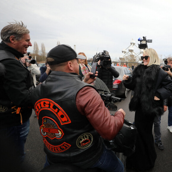 Laeticia Hallyday arrive à l'exposition Johnny Hallyday à Bruxelles escortée par des bikers le 19 décembre 2022. © Dominique Jacovides / Bestimage