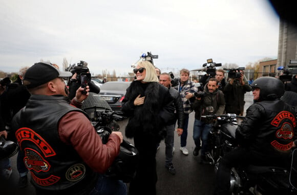 Laeticia Hallyday arrive à l'exposition Johnny Hallyday à Bruxelles escortée par des bikers le 19 décembre 2022. © Dominique Jacovides / Bestimage