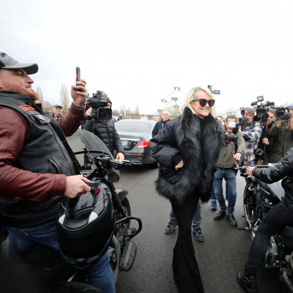 Laeticia Hallyday arrive à l'exposition Johnny Hallyday à Bruxelles escortée par des bikers le 19 décembre 2022. © Dominique Jacovides / Bestimage