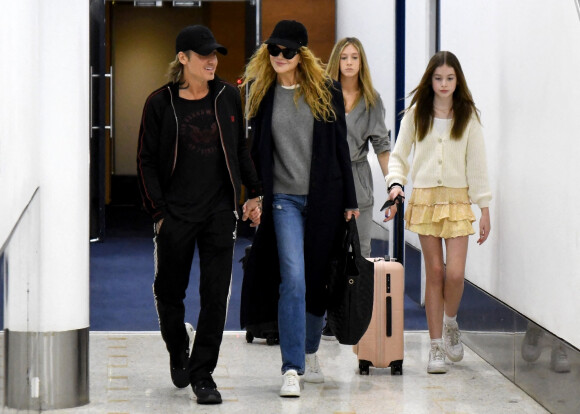 Exclusif - Nicole Kidman et son mari Keith Urban avec leurs enfants Sunday Rose et Faith Margaret arrivent à l'aéroport de Sydney en Australie, le 17 décembre 2022.