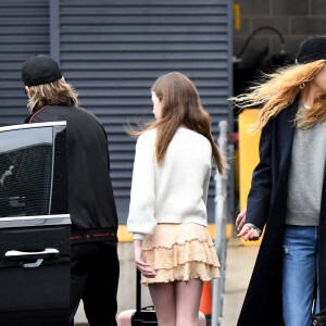 Exclusif - Nicole Kidman et son mari Keith Urban avec leurs enfants Sunday Rose et Faith Margaret arrivent à l'aéroport de Sydney en Australie, le 17 décembre 2022.