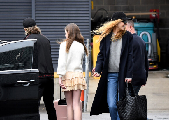 Exclusif - Nicole Kidman et son mari Keith Urban avec leurs enfants Sunday Rose et Faith Margaret arrivent à l'aéroport de Sydney en Australie, le 17 décembre 2022.