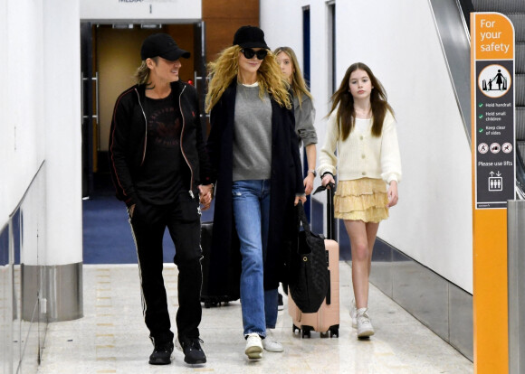 Exclusif - Nicole Kidman et son mari Keith Urban avec leurs enfants Sunday Rose et Faith Margaret arrivent à l'aéroport de Sydney en Australie, le 17 décembre 2022.