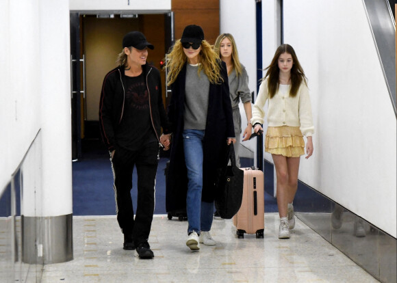 Exclusif - Nicole Kidman et son mari Keith Urban avec leurs enfants Sunday Rose et Faith Margaret arrivent à l'aéroport de Sydney en Australie, le 17 décembre 2022.