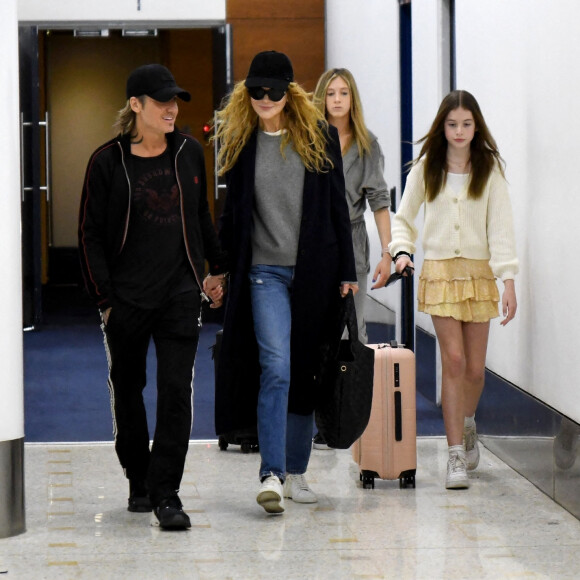 Exclusif - Nicole Kidman et son mari Keith Urban avec leurs enfants Sunday Rose et Faith Margaret arrivent à l'aéroport de Sydney en Australie, le 17 décembre 2022.
