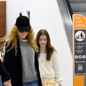 Exclusif - Nicole Kidman et son mari Keith Urban avec leurs enfants Sunday Rose et Faith Margaret arrivent à l'aéroport de Sydney en Australie, le 17 décembre 2022.