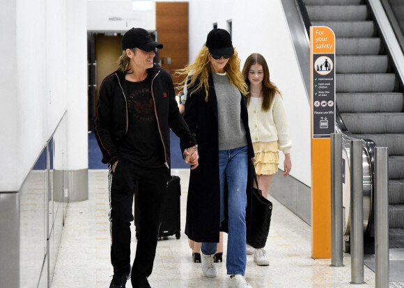 Exclusif - Nicole Kidman et son mari Keith Urban avec leurs enfants Sunday Rose et Faith Margaret arrivent à l'aéroport de Sydney en Australie, le 17 décembre 2022.