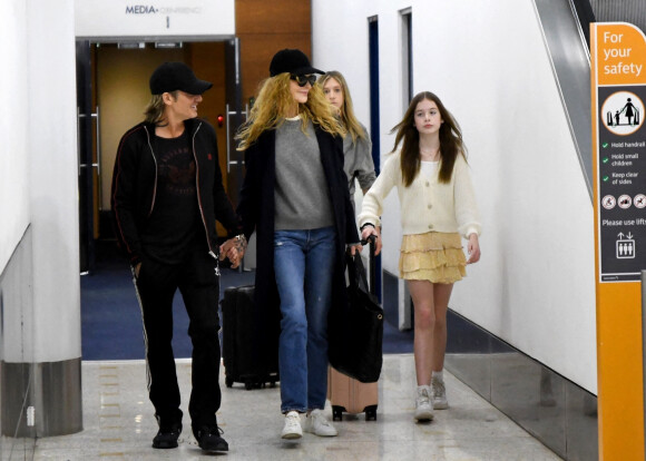 Exclusif - Nicole Kidman et son mari Keith Urban avec leurs enfants Sunday Rose et Faith Margaret arrivent à l'aéroport de Sydney en Australie, le 17 décembre 2022.
