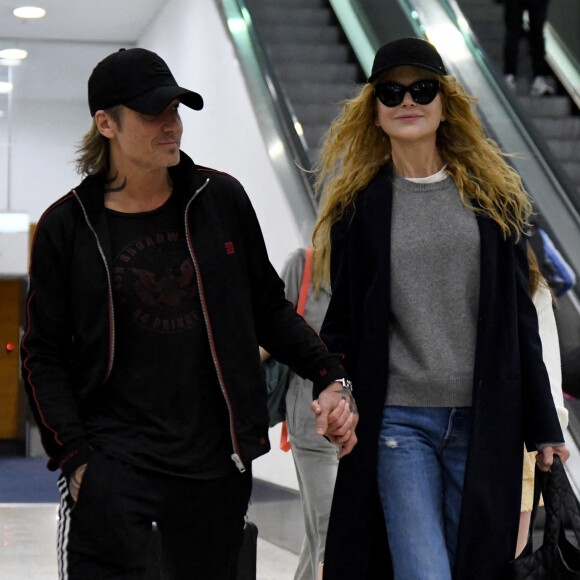 Exclusif - Nicole Kidman et son mari Keith Urban avec leurs enfants Sunday Rose et Faith Margaret arrivent à l'aéroport de Sydney en Australie, le 17 décembre 2022.