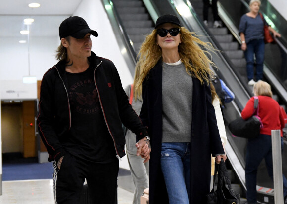 Exclusif - Nicole Kidman et son mari Keith Urban avec leurs enfants Sunday Rose et Faith Margaret arrivent à l'aéroport de Sydney en Australie, le 17 décembre 2022.